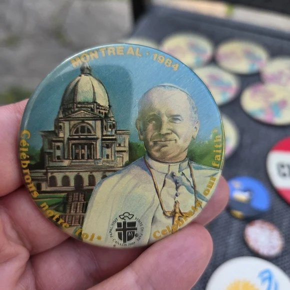 Lot Of 24 Pinback Buttons - Picture 2 of 11